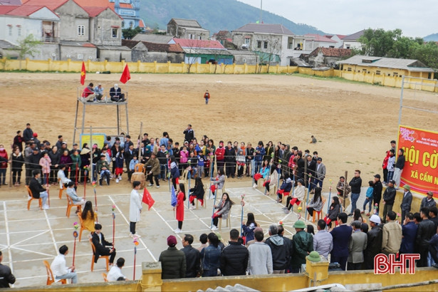 Rộn ràng hội cờ xuân Canh Tý ở làng biển Hà Tĩnh