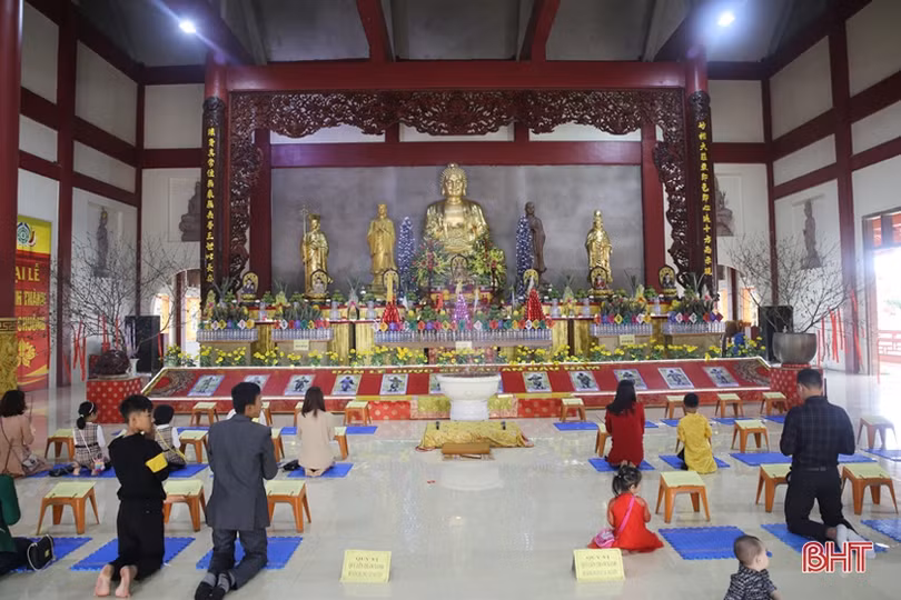 Người dân Hà Tĩnh náo nức đi lễ chùa, hái lộc đầu xuân