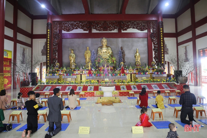 Người dân Hà Tĩnh náo nức đi lễ chùa, hái lộc đầu xuân