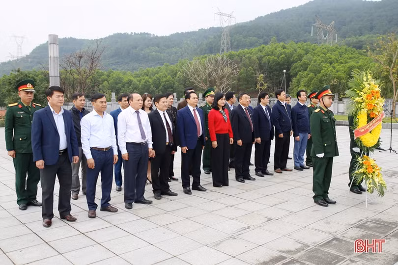 Lãnh đạo tỉnh Hà Tĩnh dâng hương tưởng niệm Bác Hồ và các anh hùng, liệt sỹ