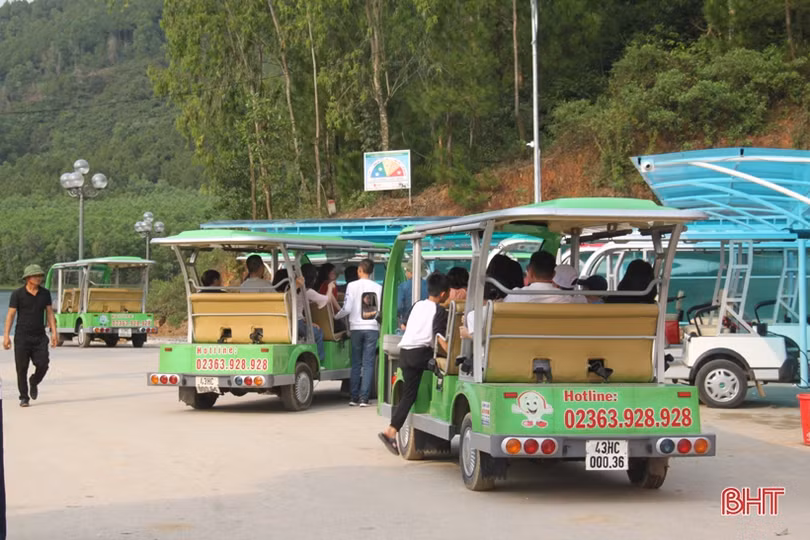 Chùa Hương - Hà Tĩnh tấp nập du khách ngày đầu năm mới