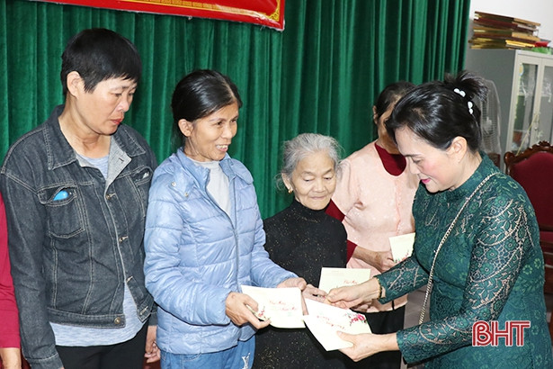 Gia đình Bí thư Tỉnh ủy Hà Tĩnh tặng 145 suất quà cho người nghèo