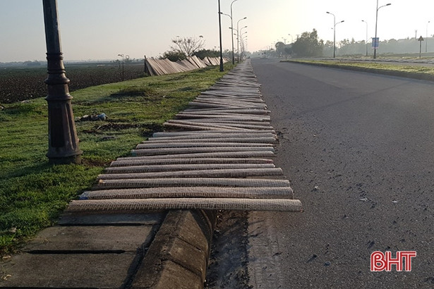 Bất chấp bụi bẩn, thản nhiên phơi bánh đa ướt bên lề đường