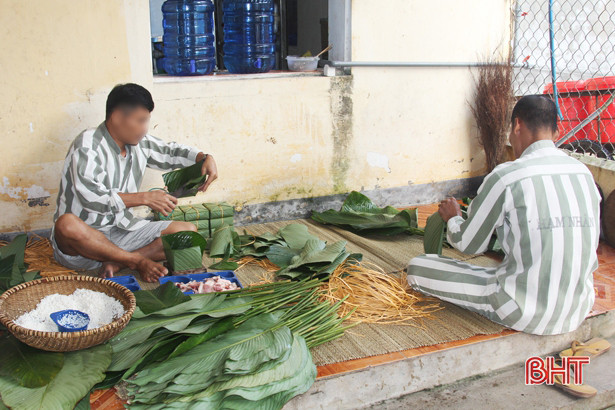Phạm nhân Trại giam Xuân Hà tự tay gói 3.0000 chiếc bánh chưng đón Tết