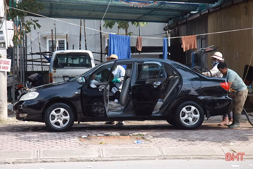 Giá tăng gấp đôi, các tiệm rửa xe ở Hà Tĩnh vẫn “làm không kịp nghỉ”