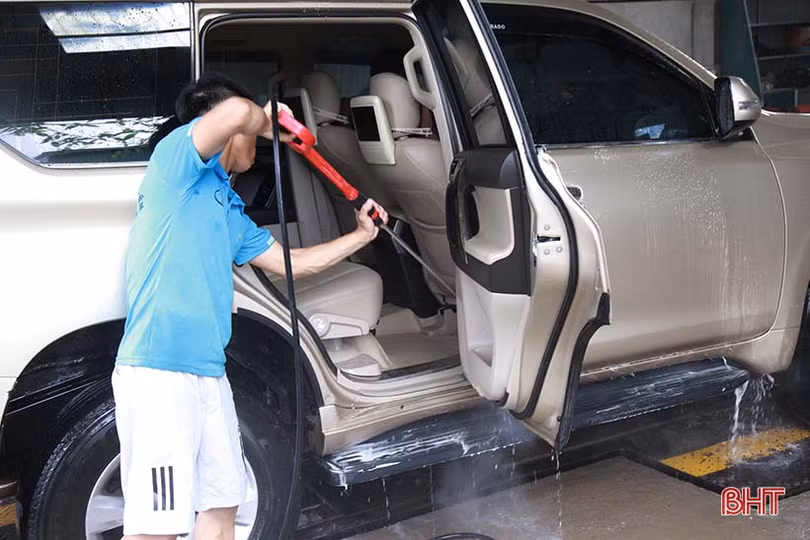 Giá tăng gấp đôi, các tiệm rửa xe ở Hà Tĩnh vẫn “làm không kịp nghỉ”