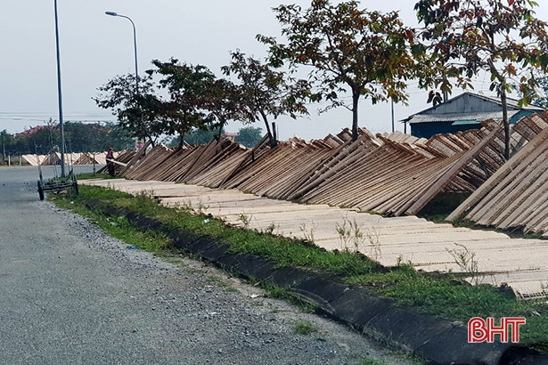 Bất chấp bụi bẩn, thản nhiên phơi bánh đa ướt bên lề đường