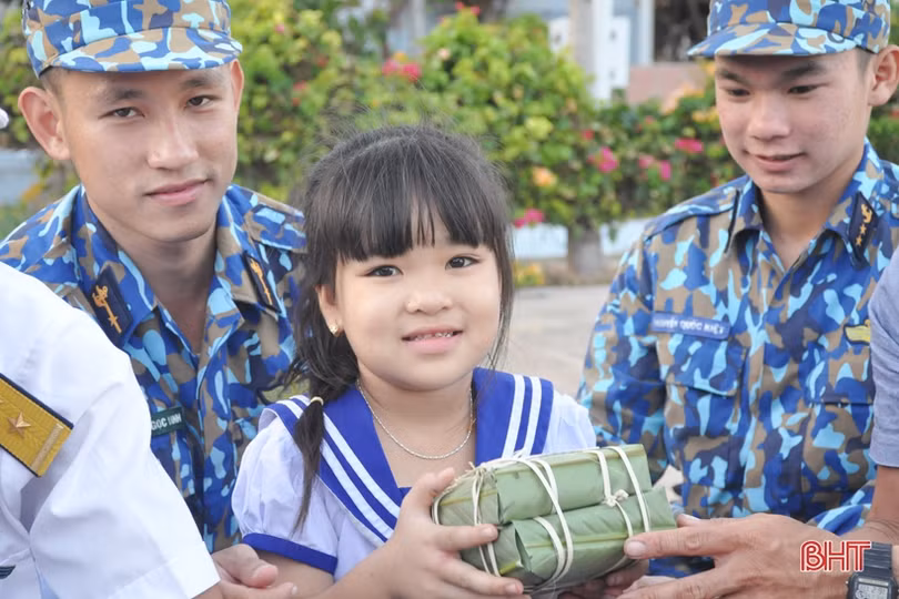 Quân dân Trường Sa mổ lợn, gói bánh chưng đón Tết Canh Tý 2020