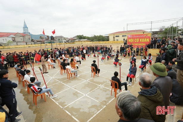 Rộn ràng hội cờ xuân Canh Tý ở làng biển Hà Tĩnh