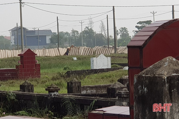Bất chấp bụi bẩn, thản nhiên phơi bánh đa ướt bên lề đường