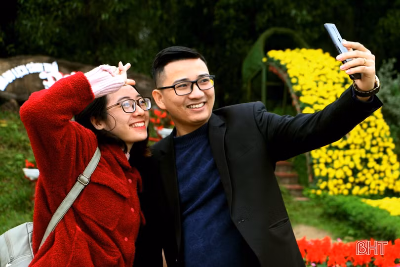 Hoa xuân Đồng Nôi rực rỡ hút khách những ngày đầu năm mới