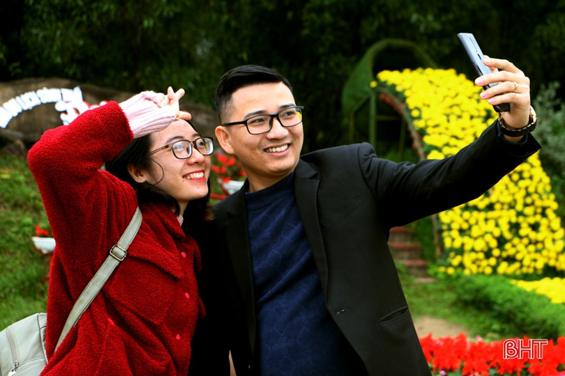 Hoa xuân Đồng Nôi rực rỡ hút khách những ngày đầu năm mới