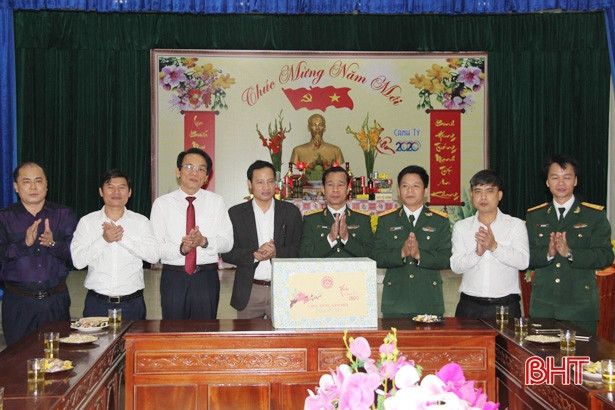 Lãnh đạo Nghi Xuân chúc tết đêm giao thừa