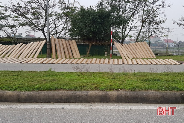 Bất chấp bụi bẩn, thản nhiên phơi bánh đa ướt bên lề đường