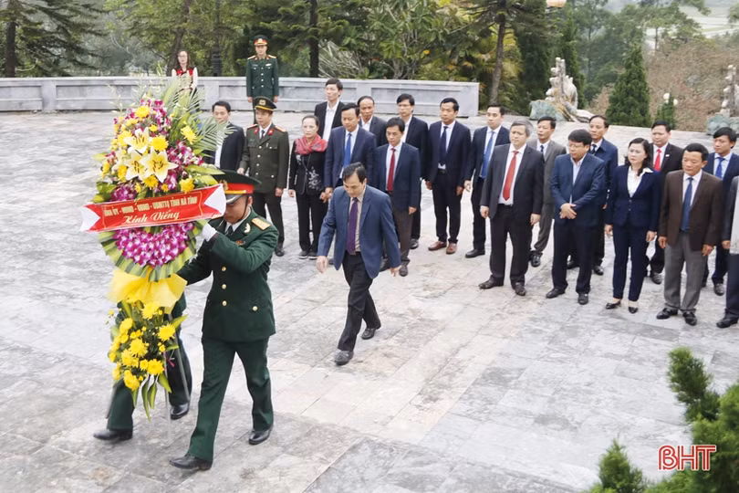 Lãnh đạo tỉnh Hà Tĩnh dâng hương tưởng niệm Bác Hồ và các anh hùng, liệt sỹ