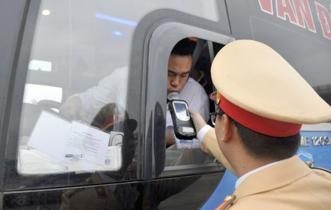 Cảnh sát giao thông duy trì xử lý vi phạm nồng độ cồn trong dịp tết