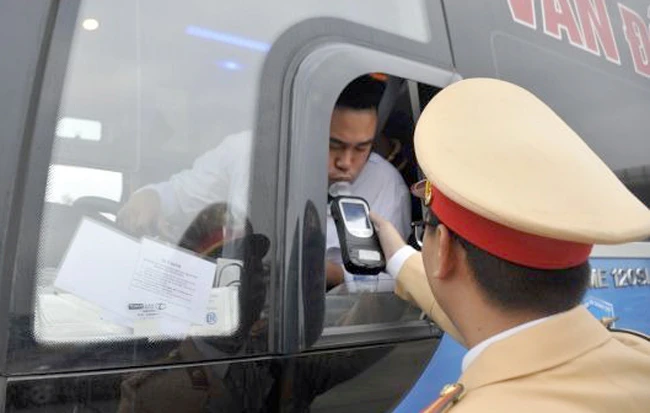 Cảnh sát giao thông duy trì xử lý vi phạm nồng độ cồn trong dịp tết