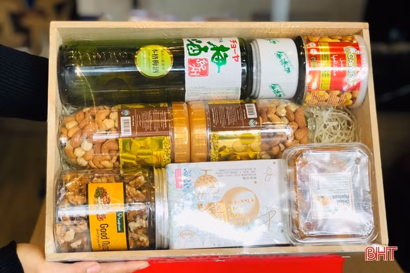 Mới lạ những giỏ quà nhập ngoại “hút” khách dịp tết