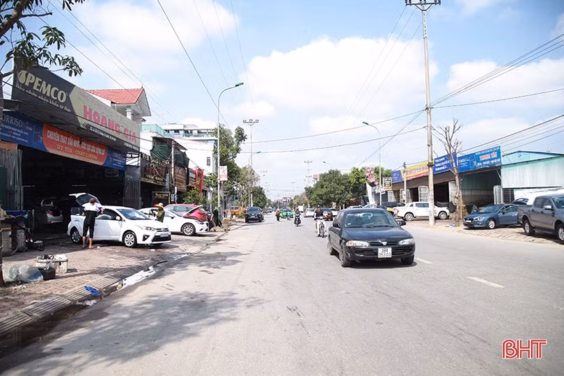 Giá tăng gấp đôi, các tiệm rửa xe ở Hà Tĩnh vẫn “làm không kịp nghỉ”