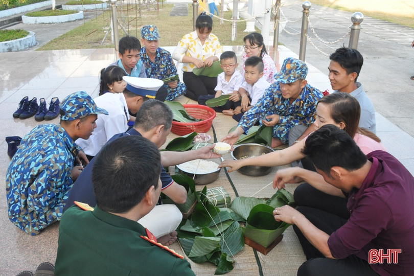 Quân dân Trường Sa mổ lợn, gói bánh chưng đón Tết Canh Tý 2020