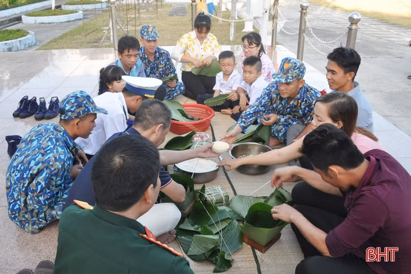 Quân dân Trường Sa mổ lợn, gói bánh chưng đón Tết Canh Tý 2020