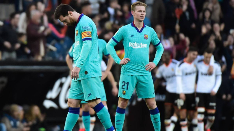 Công cùn, thủ kém, Barcelona thảm bại rời Mestalla
