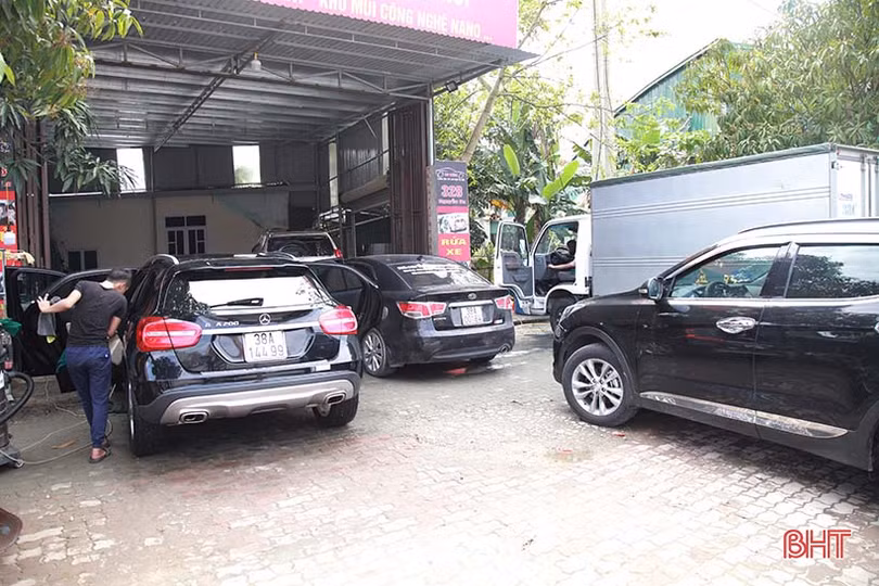 Giá tăng gấp đôi, các tiệm rửa xe ở Hà Tĩnh vẫn “làm không kịp nghỉ”