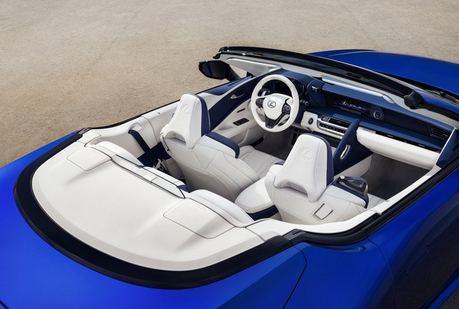 Chiếc mui trần Lexus LC500 2021 đầu tiên trên thế giới có giá 2 triệu USD