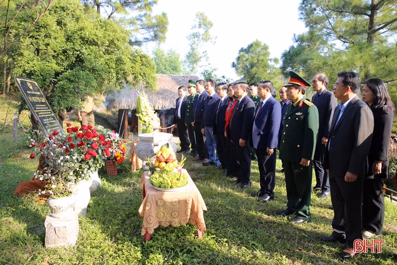 Lãnh đạo tỉnh Hà Tĩnh dâng hương tưởng niệm Bác Hồ và các anh hùng, liệt sỹ