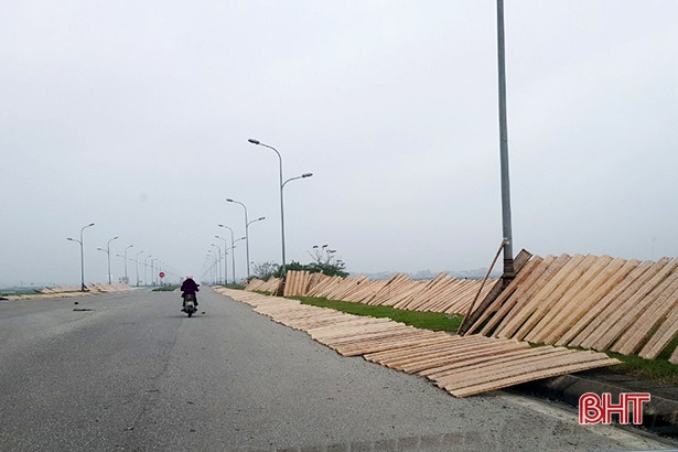 Bất chấp bụi bẩn, thản nhiên phơi bánh đa ướt bên lề đường