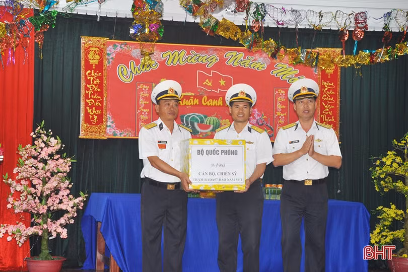 Quân, dân Trường Sa tất bật sửa soạn đón Tết Canh Tý 2020