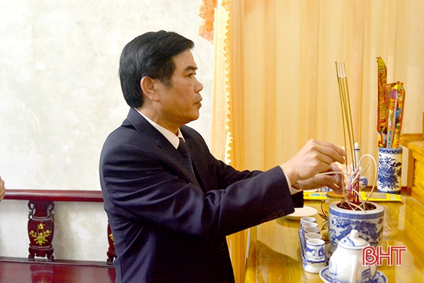Lãnh đạo tỉnh Hà Tĩnh chúc tết gia đình các nhà nghiên cứu văn hóa
