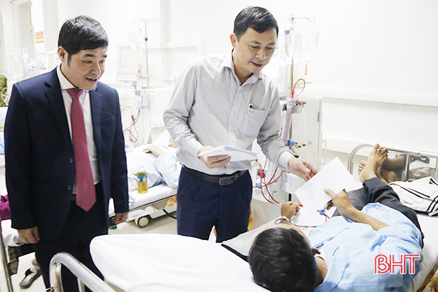 Gần 2.000 suất quà đến với bệnh nhân không được về nhà đón tết