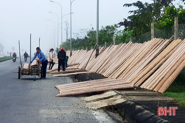 Bất chấp bụi bẩn, thản nhiên phơi bánh đa ướt bên lề đường