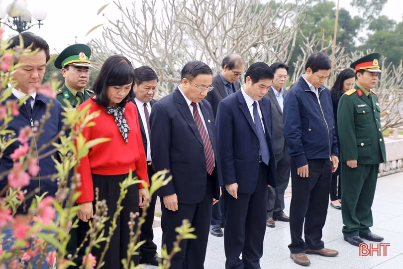 Lãnh đạo tỉnh Hà Tĩnh dâng hương tưởng niệm Bác Hồ và các anh hùng, liệt sỹ