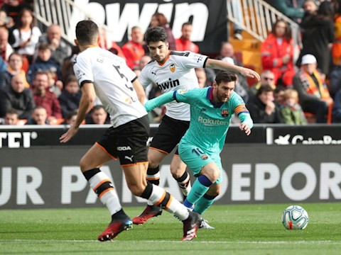 Công cùn, thủ kém, Barcelona thảm bại rời Mestalla