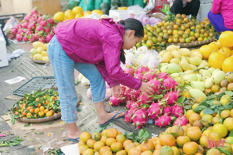 Những “tiểu thương” nhí trong phiên chợ ngày tết ở Hà Tĩnh