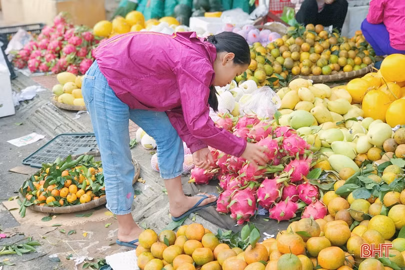 Những “tiểu thương” nhí trong phiên chợ ngày tết ở Hà Tĩnh