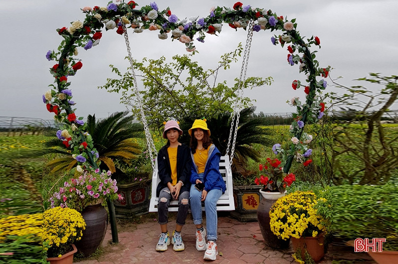 Hoa xuân Đồng Nôi rực rỡ hút khách những ngày đầu năm mới