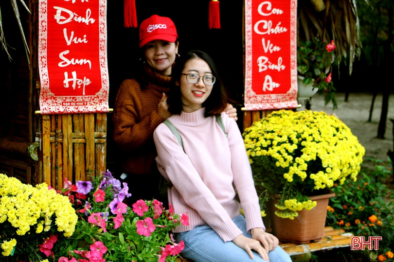 Hoa xuân Đồng Nôi rực rỡ hút khách những ngày đầu năm mới