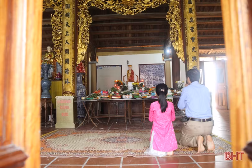 Người dân Hà Tĩnh náo nức đi lễ chùa, hái lộc đầu xuân