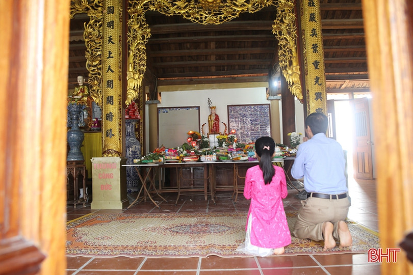 Người dân Hà Tĩnh náo nức đi lễ chùa, hái lộc đầu xuân