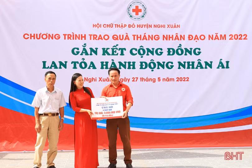 Hơn 96 triệu đồng hỗ trợ học sinh nghèo, hộ dân gặp hoàn cảnh khó khăn ở Nghi Xuân