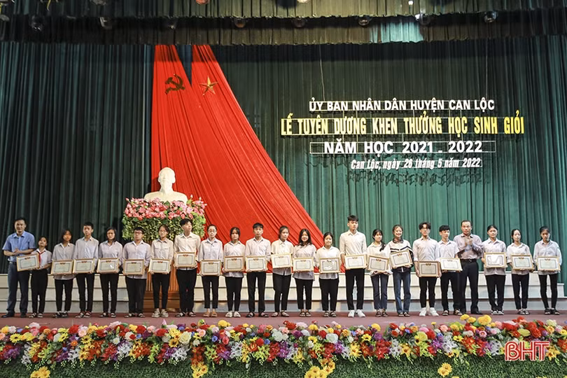 Can Lộc khen thưởng học sinh giỏi các cấp, năm học 2021- 2022