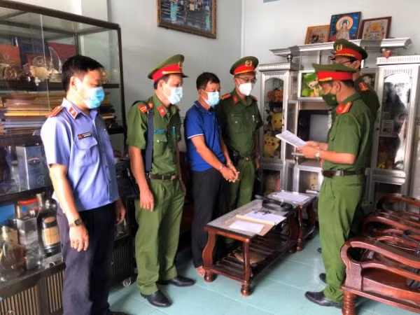 Bắt tạm giam Phó Giám đốc Sở Y tế và nguyên Giám đốc CDC Trà Vinh