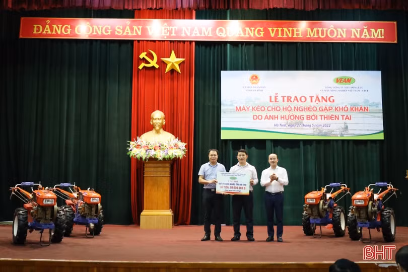 Trao tặng 55 máy kéo cho hộ nghèo ở Hà Tĩnh gặp khó khăn do ảnh hưởng bởi thiên tai
