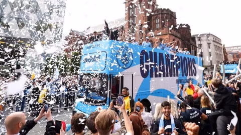Man City diễu hành, ăn mừng chức vô địch Ngoại hạng Anh