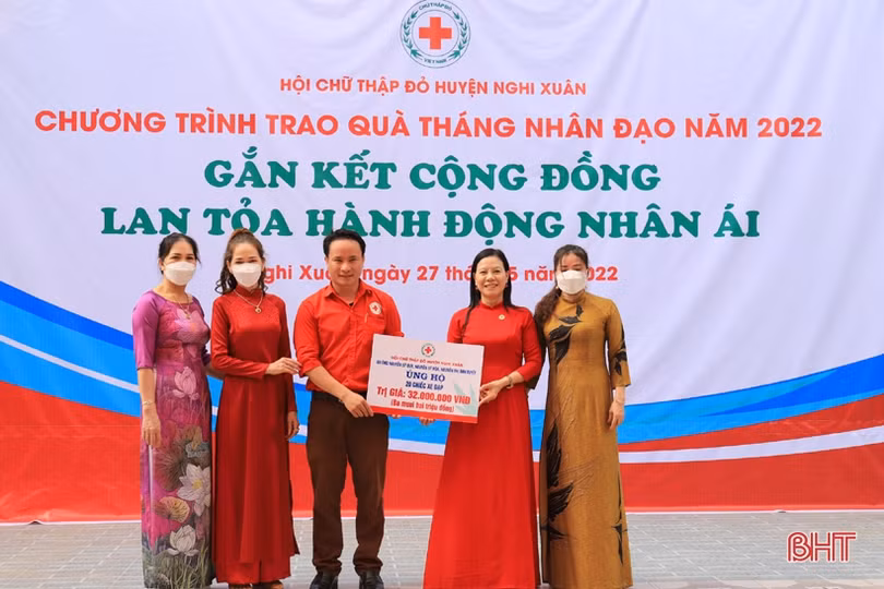 Hơn 96 triệu đồng hỗ trợ học sinh nghèo, hộ dân gặp hoàn cảnh khó khăn ở Nghi Xuân