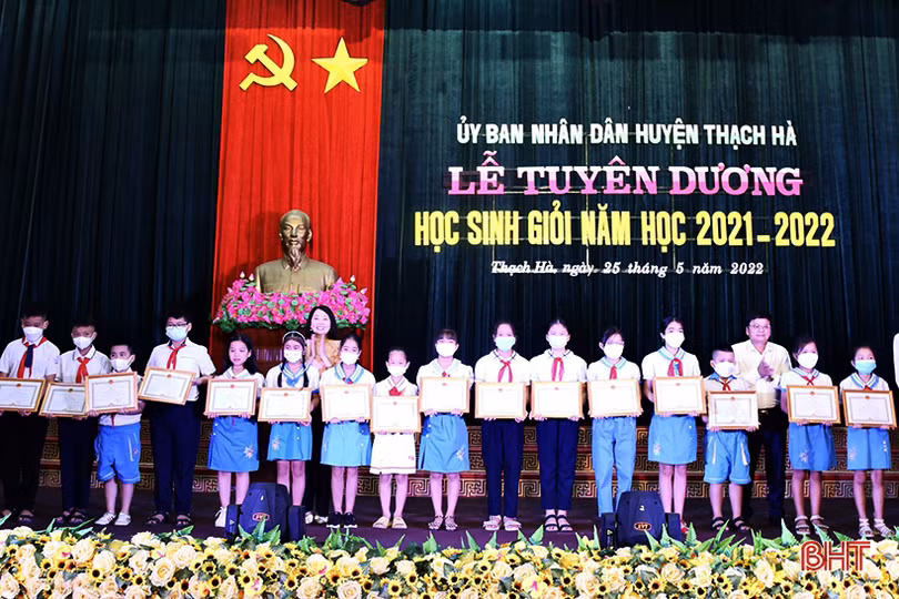 Can Lộc khen thưởng học sinh giỏi các cấp, năm học 2021- 2022