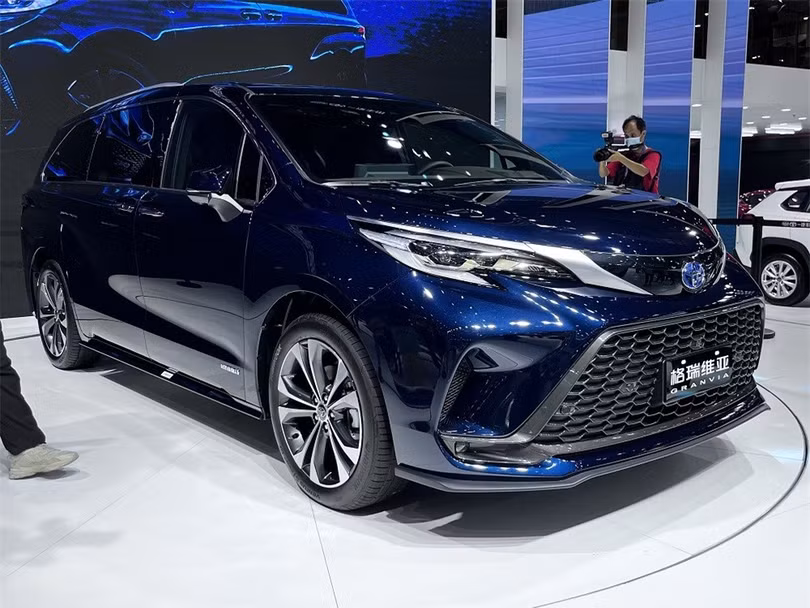 Toyota Granvia 2022 trình làng, cạnh tranh cùng Kia Carnival